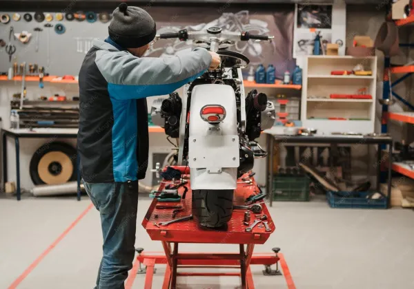 Moto na bancada da oficina CJ Motos