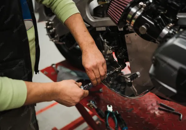 Mecânico revisando o motor da moto