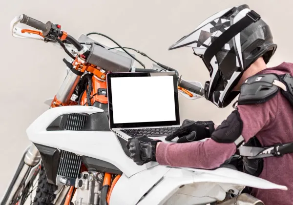 Piloto conferindo o mapa da moto no notebook