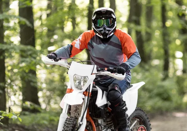 Piloto de enduro na trilha