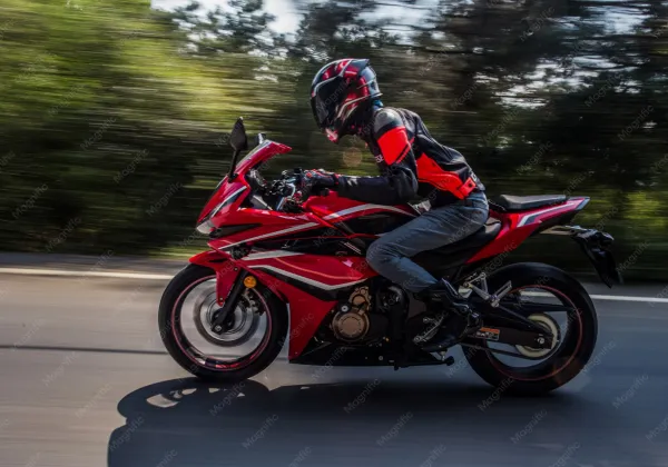 Moto esportiva vermelha no asfalto