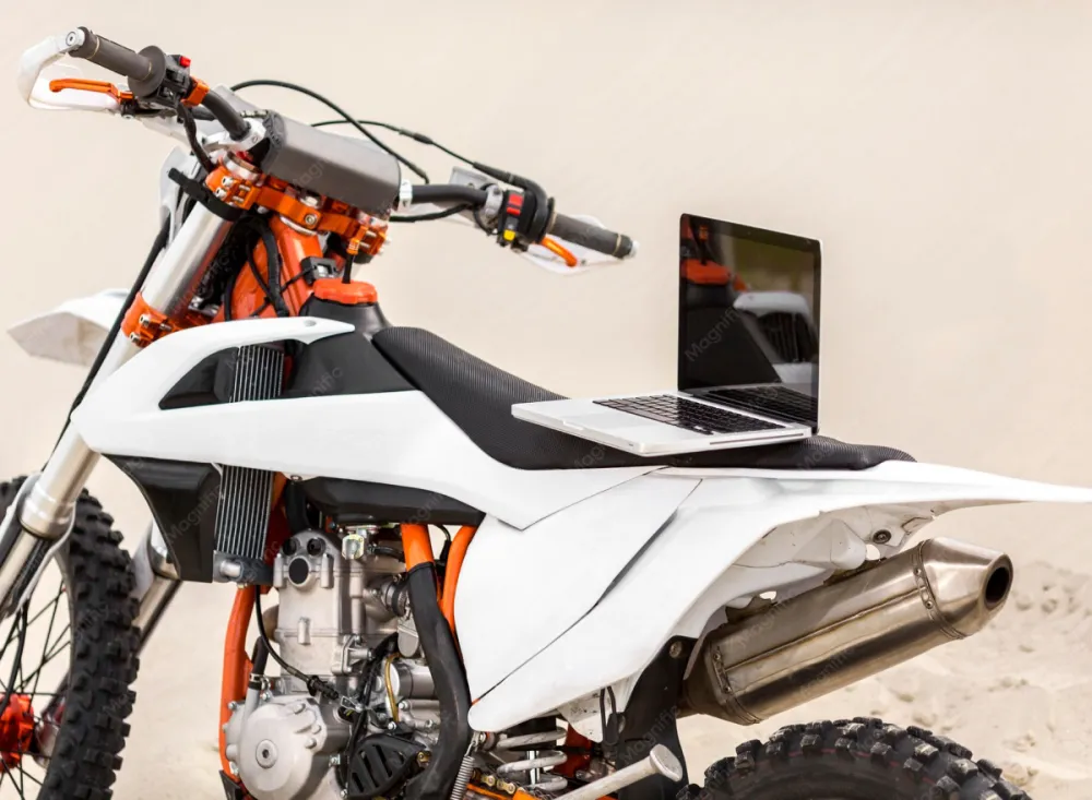 Moto de trilha ligada ao notebook para remape da central eletrônica
