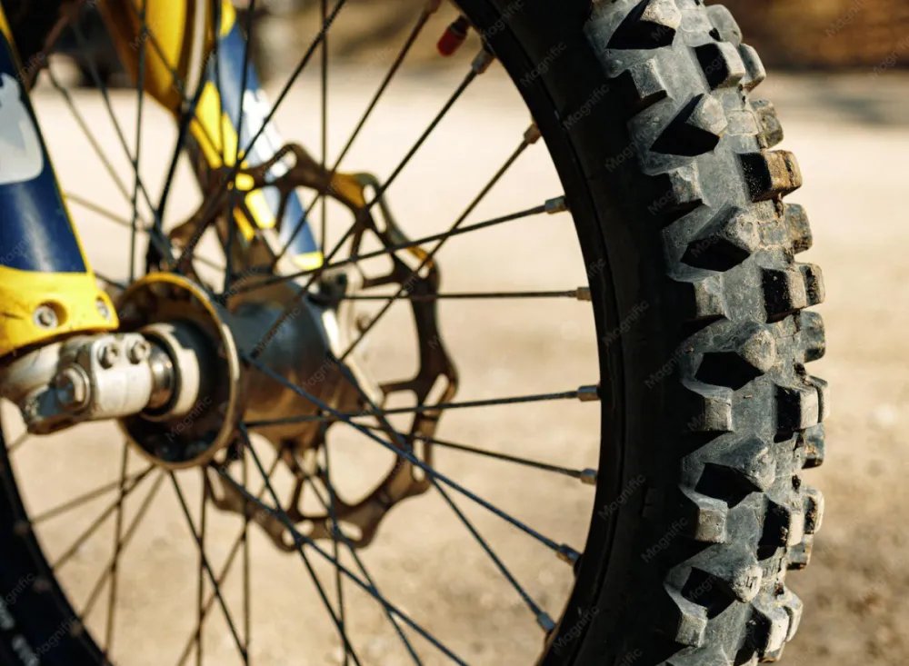Garfo e roda dianteira de moto de trilha na bancada para preparação de suspensão